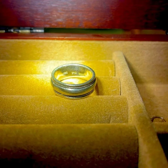 RARE FIND
Sterling silver comfort fit band unisex marked 925 Thailand - Picture 1 of 3